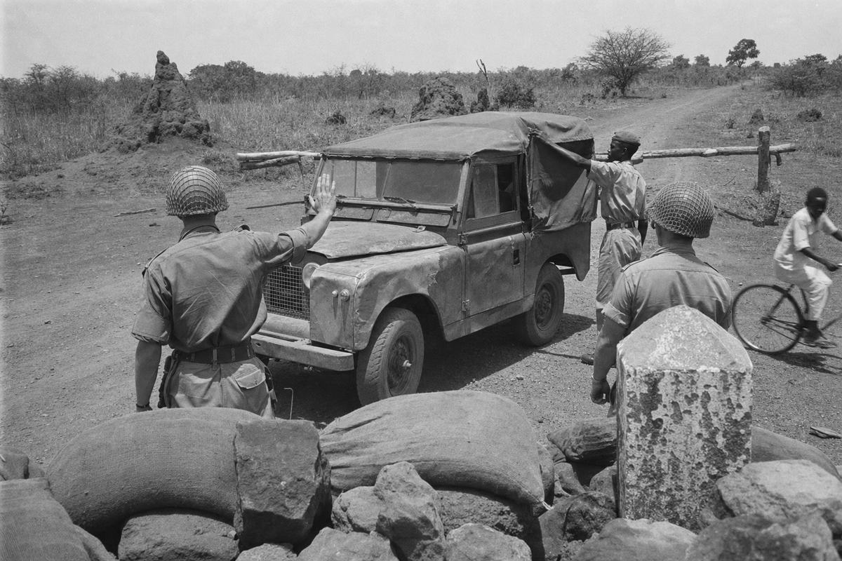 Casques bleus de l’ONU et gendarmes katangais à un checkpoint près de Jadotville, 1961