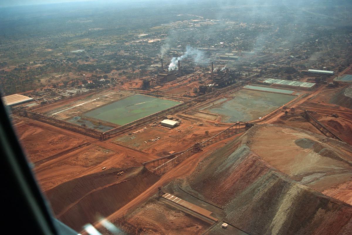 Vue aérienne des terrils et des fonderies de Kolwezi vers 1980