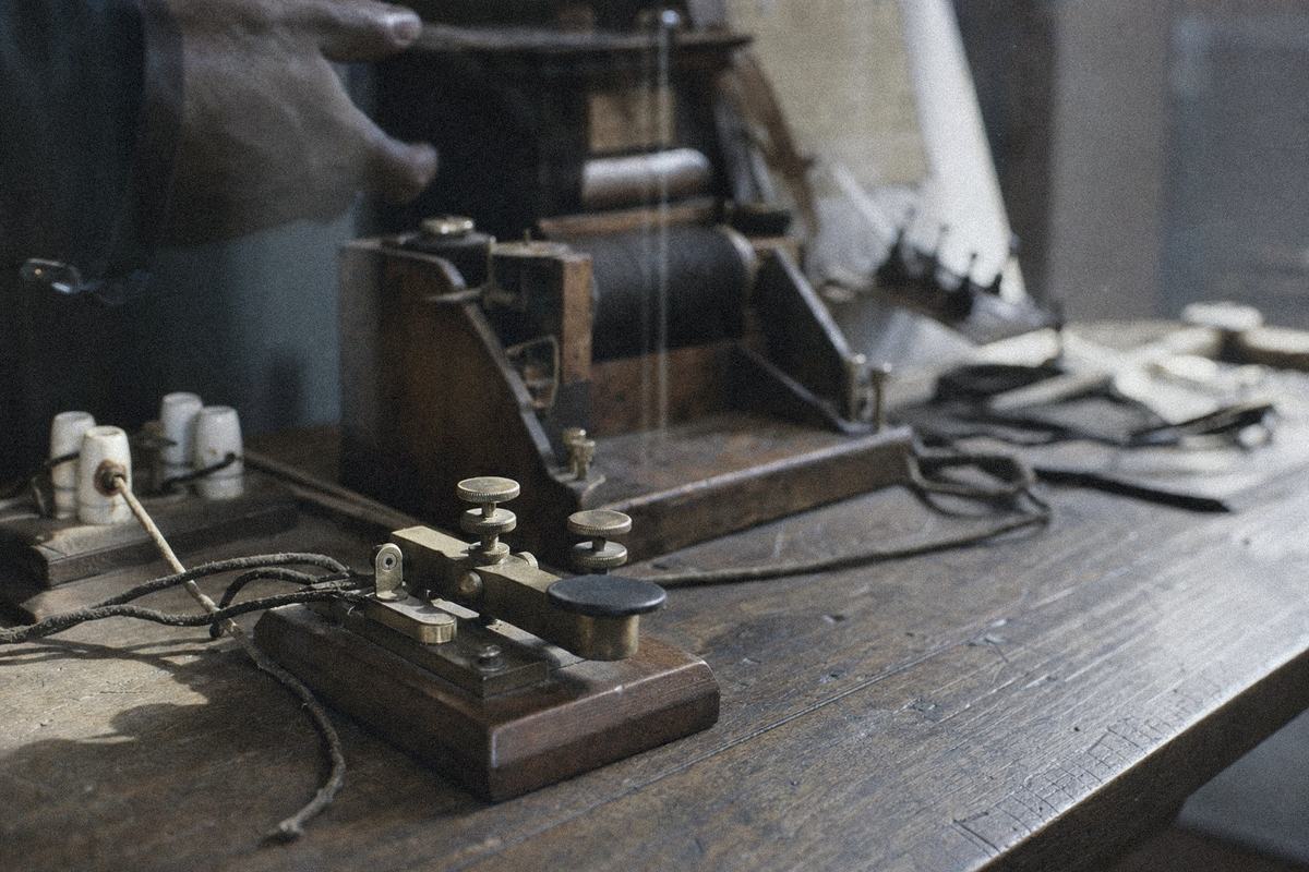 Poste de télégraphe reconstitué: clé Morse, bobines et isolateurs au Musée de Woerth.