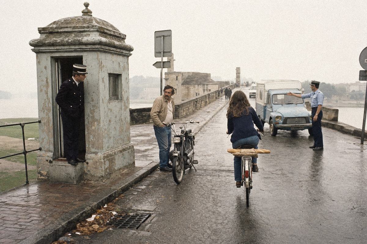 Kiosque frontalier au pont d’Avignon, gendarme apostolique et gendarme français de part et d’autre du passage.