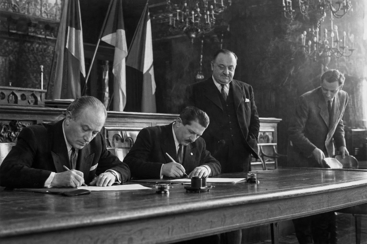 Delegates in the Artus Court during the 1946 signing of the Gdańsk Charter