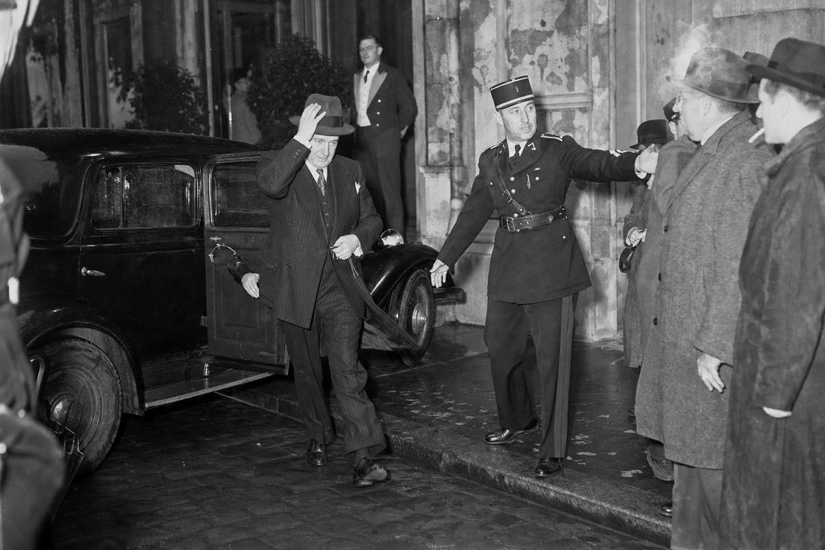 Delegates arrive at the Hôtel du Parc in Vichy on the morning of the Bayonne Understanding