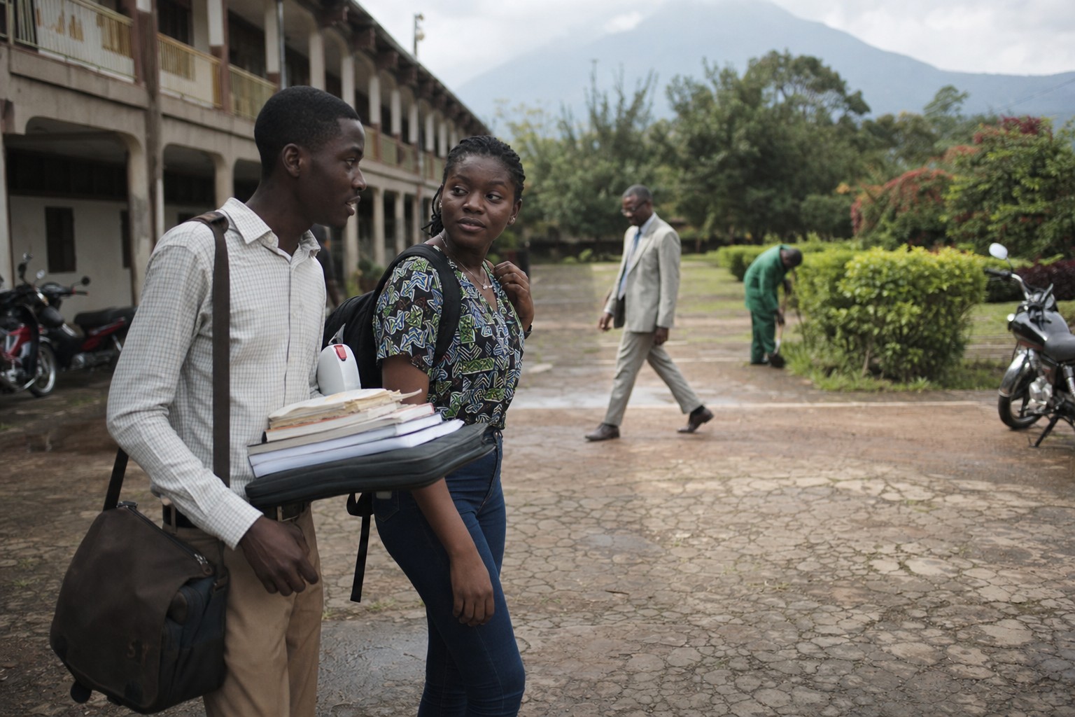 Cour intérieure de l’Université de Buea avec étudiants et enseignant en mouvement
