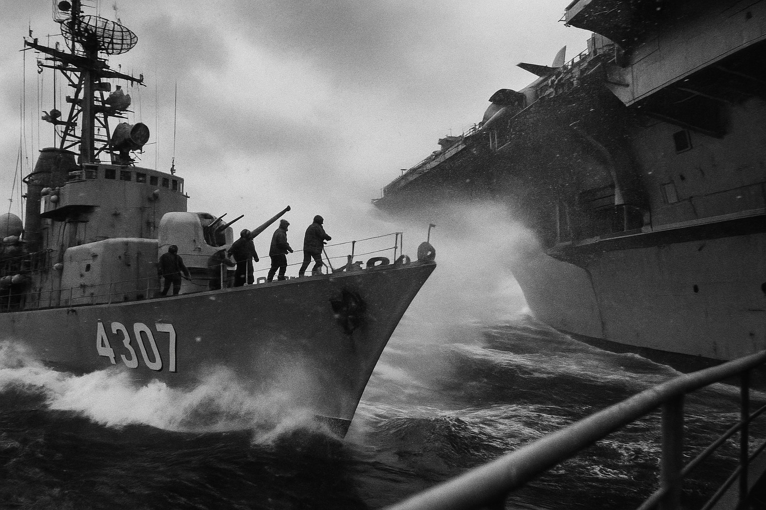 Un destroyer soviétique de classe Kashin frôle un porte-avions américain par mer formée, printemps 1970.